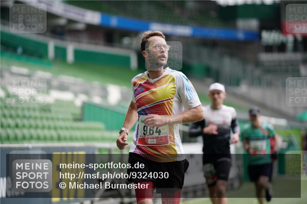 05.10.2025 - 20. swb-Marathon Bremen Michael Burmester http://msf.ph/oto/9324030 05.10.2025 12:20:21 Laufen im Stadion 909, 953, 964, 1101, 1528, 1954 meine-sportfotos.de