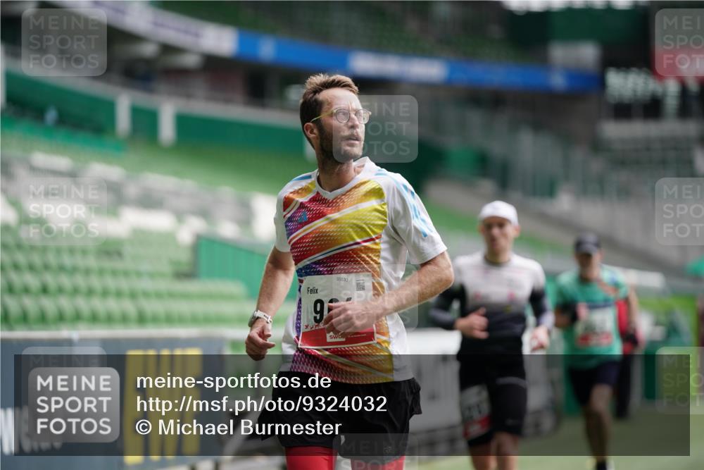 05.10.2025 - 20. swb-Marathon Bremen Michael Burmester http://msf.ph/oto/9324032 05.10.2025 12:20:21 Laufen im Stadion 909, 953, 964, 1101, 1528, 1954 meine-sportfotos.de