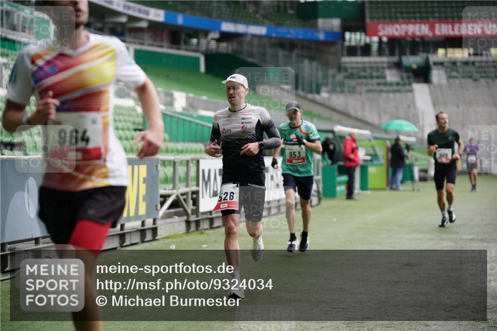 05.10.2025 - 20. swb-Marathon Bremen Michael Burmester http://msf.ph/oto/9324034 05.10.2025 12:20:22 Laufen im Stadion 158, 909, 953, 964, 1101, 1528, 1954 meine-sportfotos.de