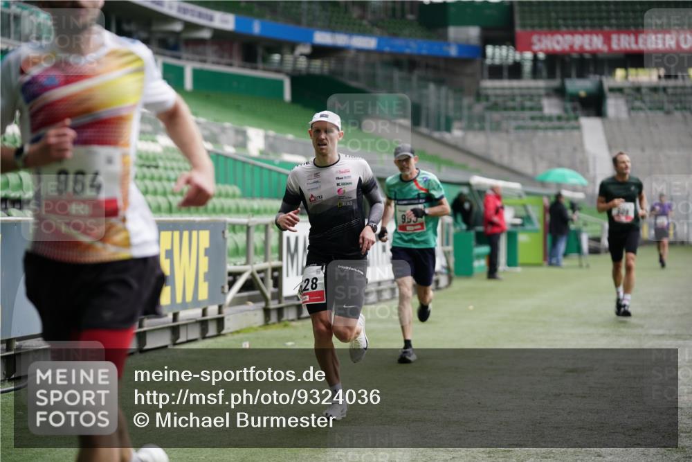 05.10.2025 - 20. swb-Marathon Bremen Michael Burmester http://msf.ph/oto/9324036 05.10.2025 12:20:22 Laufen im Stadion 158, 909, 953, 964, 1101, 1528, 1954 meine-sportfotos.de