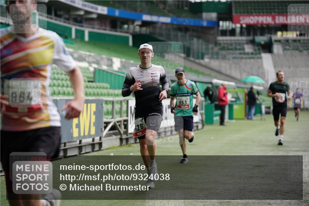 05.10.2025 - 20. swb-Marathon Bremen Michael Burmester http://msf.ph/oto/9324038 05.10.2025 12:20:22 Laufen im Stadion 158, 909, 953, 964, 1101, 1528, 1954 meine-sportfotos.de