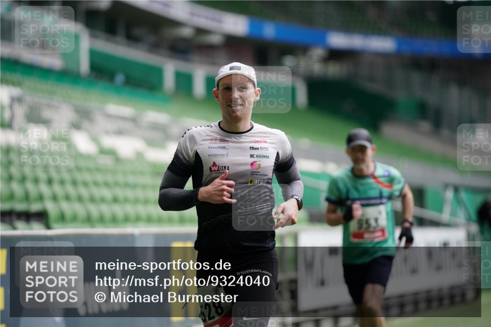 05.10.2025 - 20. swb-Marathon Bremen Michael Burmester http://msf.ph/oto/9324040 05.10.2025 12:20:23 Laufen im Stadion 158, 909, 953, 964, 1101, 1528, 1954 meine-sportfotos.de