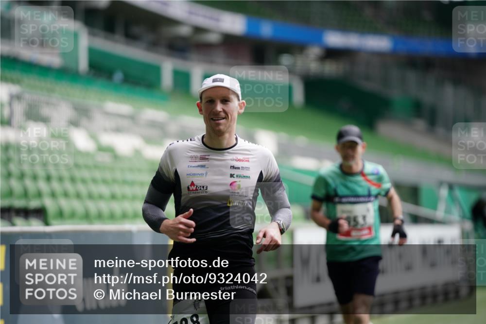 05.10.2025 - 20. swb-Marathon Bremen Michael Burmester http://msf.ph/oto/9324042 05.10.2025 12:20:23 Laufen im Stadion 158, 909, 953, 964, 1101, 1528, 1954 meine-sportfotos.de