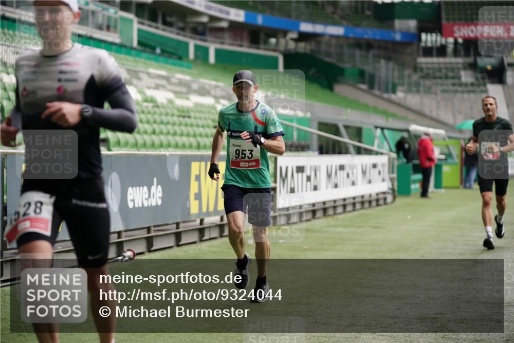 05.10.2025 - 20. swb-Marathon Bremen Michael Burmester http://msf.ph/oto/9324044 05.10.2025 12:20:24 Laufen im Stadion 158, 909, 953, 964, 1101, 1528, 1954 meine-sportfotos.de