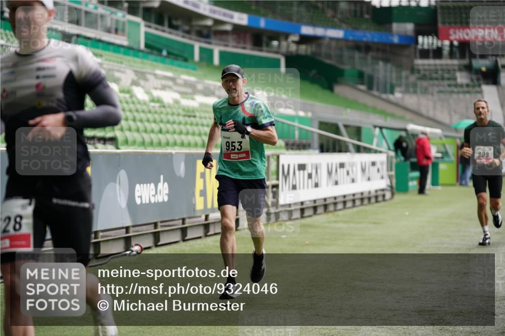 05.10.2025 - 20. swb-Marathon Bremen Michael Burmester http://msf.ph/oto/9324046 05.10.2025 12:20:24 Laufen im Stadion 158, 909, 953, 964, 1101, 1528, 1954 meine-sportfotos.de
