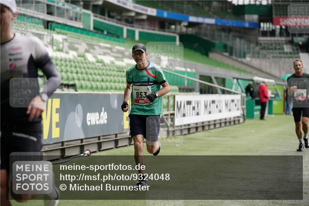 05.10.2025 - 20. swb-Marathon Bremen Michael Burmester http://msf.ph/oto/9324048 05.10.2025 12:20:24 Laufen im Stadion 158, 909, 953, 964, 1101, 1528, 1954 meine-sportfotos.de