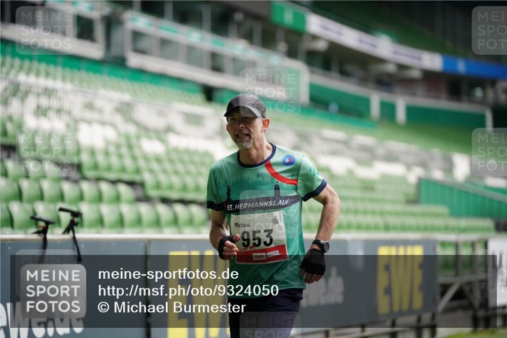 05.10.2025 - 20. swb-Marathon Bremen Michael Burmester http://msf.ph/oto/9324050 05.10.2025 12:20:25 Laufen im Stadion 158, 909, 953, 964, 1101, 1528, 1954 meine-sportfotos.de