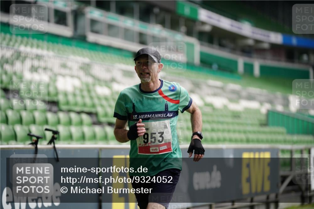 05.10.2025 - 20. swb-Marathon Bremen Michael Burmester http://msf.ph/oto/9324052 05.10.2025 12:20:25 Laufen im Stadion 158, 909, 953, 964, 1101, 1528, 1954 meine-sportfotos.de