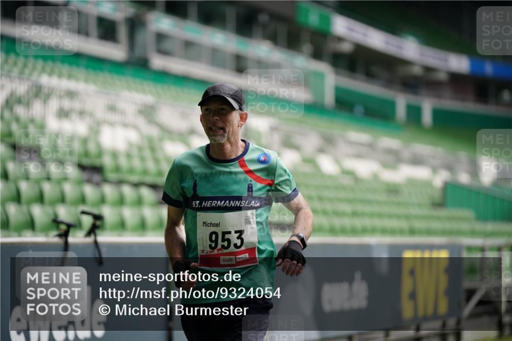 05.10.2025 - 20. swb-Marathon Bremen Michael Burmester http://msf.ph/oto/9324054 05.10.2025 12:20:25 Laufen im Stadion 158, 909, 953, 964, 1101, 1528, 1954 meine-sportfotos.de