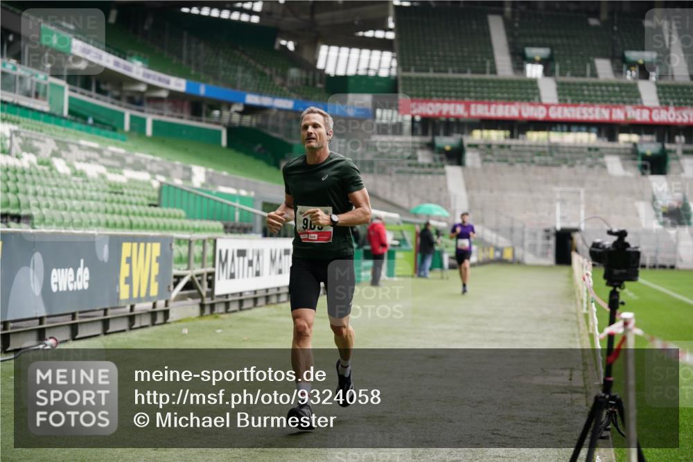 05.10.2025 - 20. swb-Marathon Bremen Michael Burmester http://msf.ph/oto/9324058 05.10.2025 12:20:27 Laufen im Stadion 158, 909, 953, 964, 1101, 1528, 1954 meine-sportfotos.de