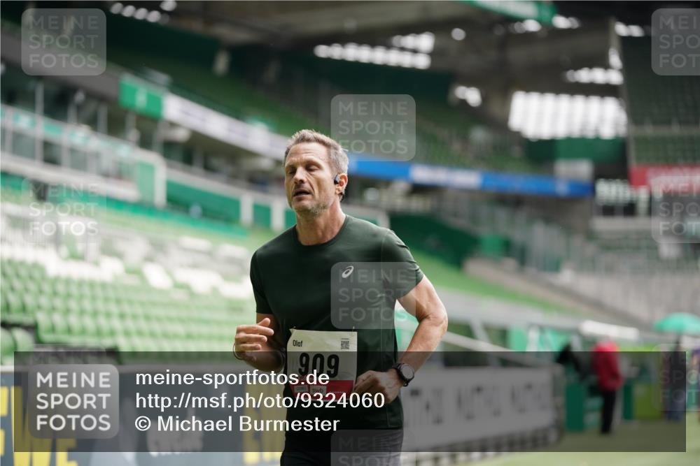 05.10.2025 - 20. swb-Marathon Bremen Michael Burmester http://msf.ph/oto/9324060 05.10.2025 12:20:28 Laufen im Stadion 158, 909, 953, 964, 1101, 1528, 1954 meine-sportfotos.de
