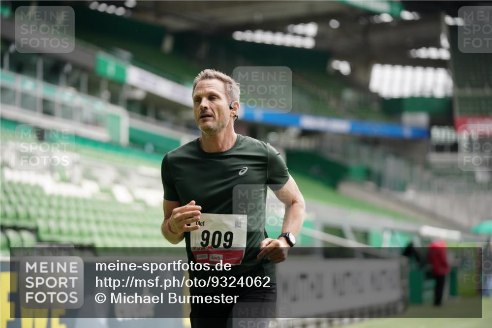 05.10.2025 - 20. swb-Marathon Bremen Michael Burmester http://msf.ph/oto/9324062 05.10.2025 12:20:28 Laufen im Stadion 158, 909, 953, 964, 1101, 1528, 1954 meine-sportfotos.de