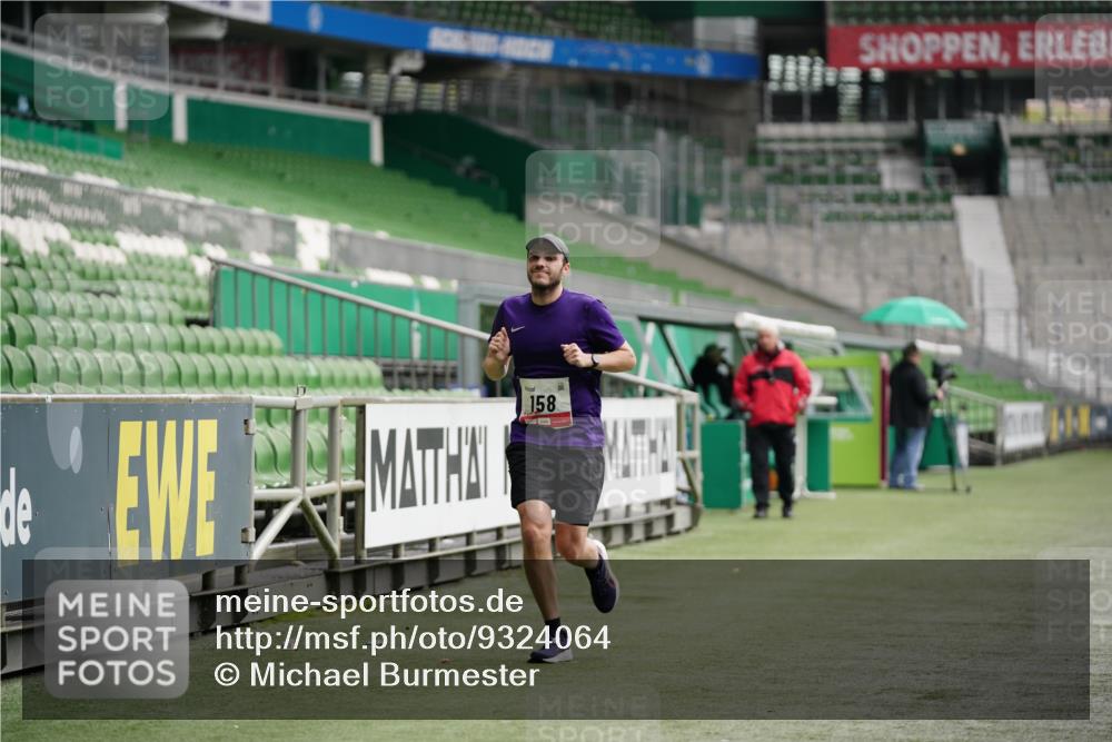 05.10.2025 - 20. swb-Marathon Bremen Michael Burmester http://msf.ph/oto/9324064 05.10.2025 12:20:33 Laufen im Stadion 158, 909, 953, 964, 1101, 1528, 1954 meine-sportfotos.de