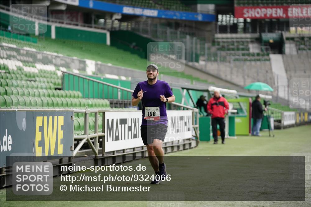 05.10.2025 - 20. swb-Marathon Bremen Michael Burmester http://msf.ph/oto/9324066 05.10.2025 12:20:33 Laufen im Stadion 158, 909, 953, 964, 1101, 1528, 1954 meine-sportfotos.de