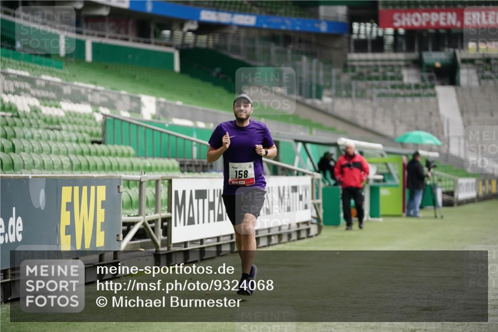 05.10.2025 - 20. swb-Marathon Bremen Michael Burmester http://msf.ph/oto/9324068 05.10.2025 12:20:33 Laufen im Stadion 158, 909, 953, 964, 1101, 1528, 1954 meine-sportfotos.de