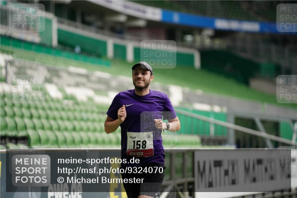05.10.2025 - 20. swb-Marathon Bremen Michael Burmester http://msf.ph/oto/9324070 05.10.2025 12:20:35 Laufen im Stadion 158, 909, 953, 964, 1101, 1528, 1954 meine-sportfotos.de
