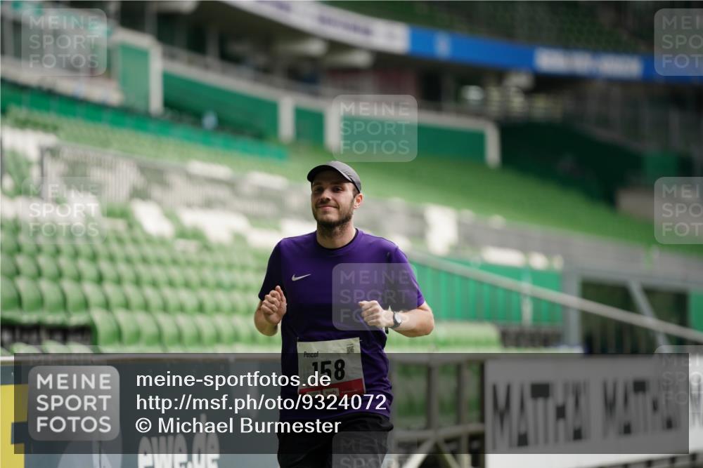 05.10.2025 - 20. swb-Marathon Bremen Michael Burmester http://msf.ph/oto/9324072 05.10.2025 12:20:35 Laufen im Stadion 158, 909, 953, 964, 1101, 1528, 1954 meine-sportfotos.de