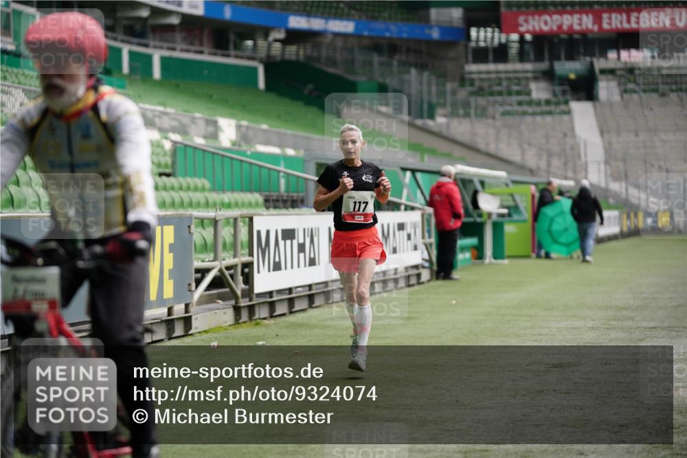 05.10.2025 - 20. swb-Marathon Bremen Michael Burmester http://msf.ph/oto/9324074 05.10.2025 12:21:04 Laufen im Stadion 117, 158, 909, 953, 964, 1528, 1101 meine-sportfotos.de
