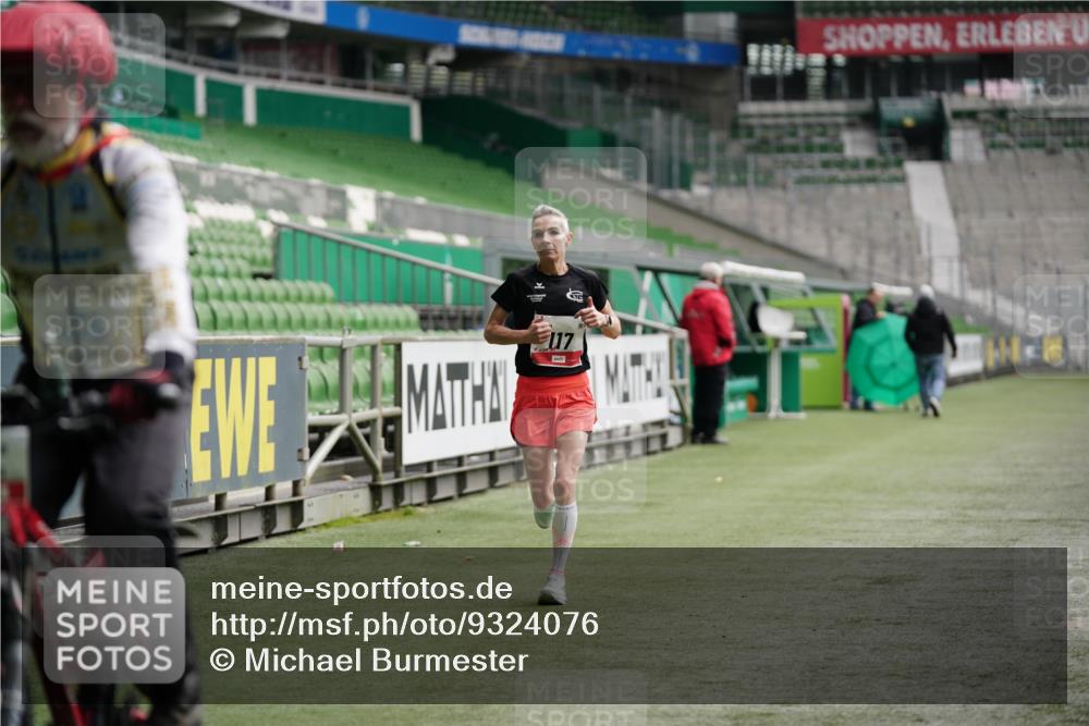 05.10.2025 - 20. swb-Marathon Bremen Michael Burmester http://msf.ph/oto/9324076 05.10.2025 12:21:04 Laufen im Stadion 117, 158, 909, 953, 964, 1528, 1101 meine-sportfotos.de
