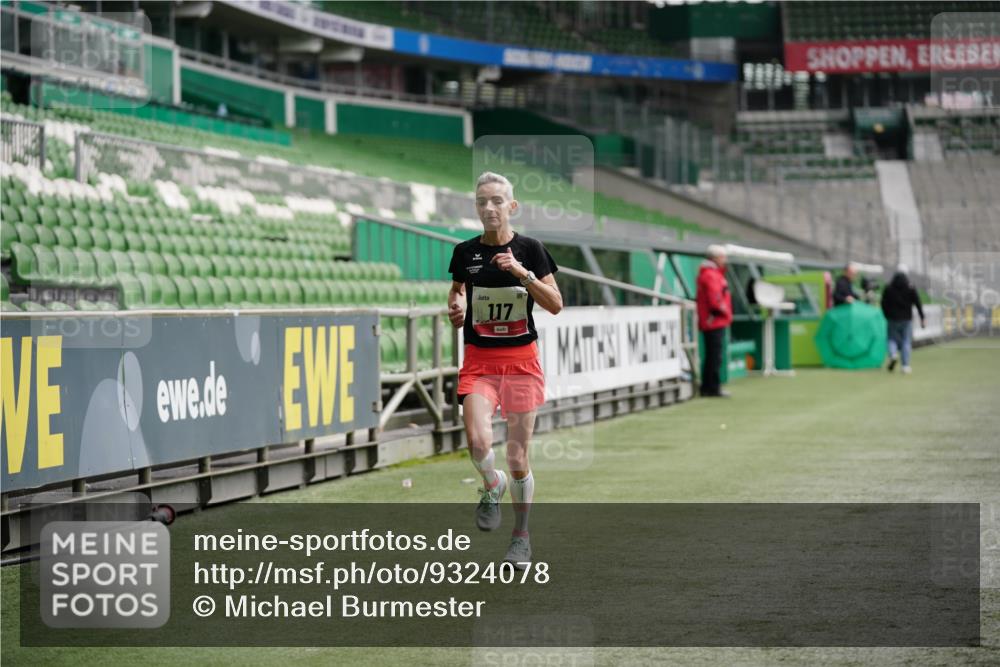 05.10.2025 - 20. swb-Marathon Bremen Michael Burmester http://msf.ph/oto/9324078 05.10.2025 12:21:05 Laufen im Stadion 117, 158, 909, 953, 964, 1528, 1101 meine-sportfotos.de