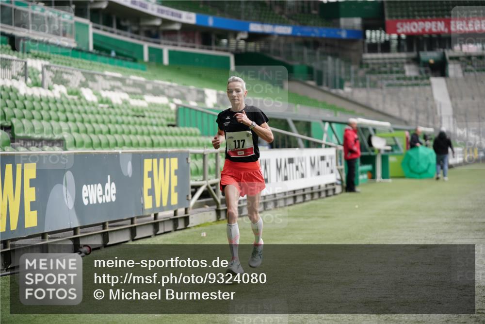 05.10.2025 - 20. swb-Marathon Bremen Michael Burmester http://msf.ph/oto/9324080 05.10.2025 12:21:05 Laufen im Stadion 117, 158, 909, 953, 964, 1528, 1101 meine-sportfotos.de