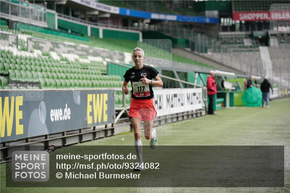 05.10.2025 - 20. swb-Marathon Bremen Michael Burmester http://msf.ph/oto/9324082 05.10.2025 12:21:05 Laufen im Stadion 117, 158, 909, 953, 964, 1528, 1101 meine-sportfotos.de