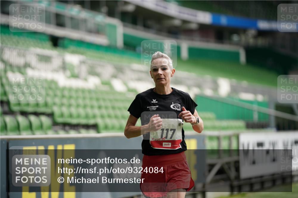 05.10.2025 - 20. swb-Marathon Bremen Michael Burmester http://msf.ph/oto/9324084 05.10.2025 12:21:06 Laufen im Stadion 117, 158, 909, 953, 964, 1528, 964, 1101 meine-sportfotos.de