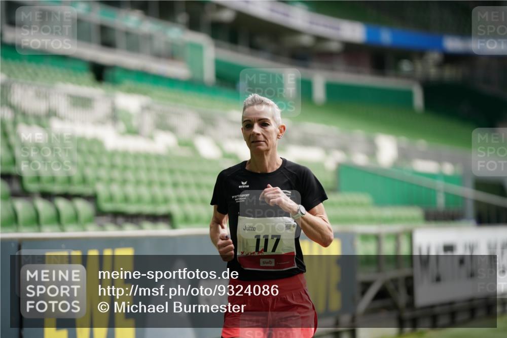 05.10.2025 - 20. swb-Marathon Bremen Michael Burmester http://msf.ph/oto/9324086 05.10.2025 12:21:06 Laufen im Stadion 117, 158, 909, 953, 964, 1528, 964, 1101 meine-sportfotos.de