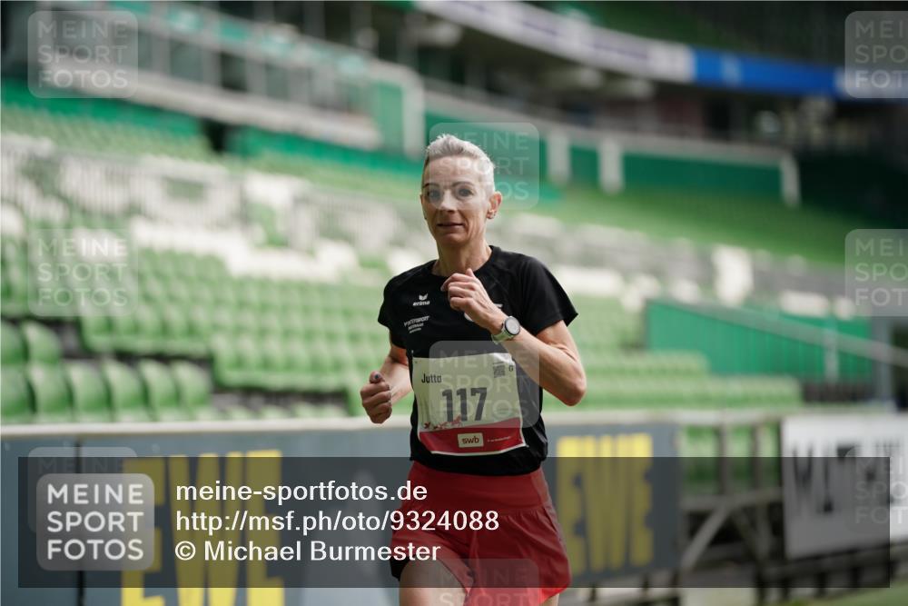 05.10.2025 - 20. swb-Marathon Bremen Michael Burmester http://msf.ph/oto/9324088 05.10.2025 12:21:06 Laufen im Stadion 117, 158, 909, 953, 964, 1528, 964, 1101 meine-sportfotos.de
