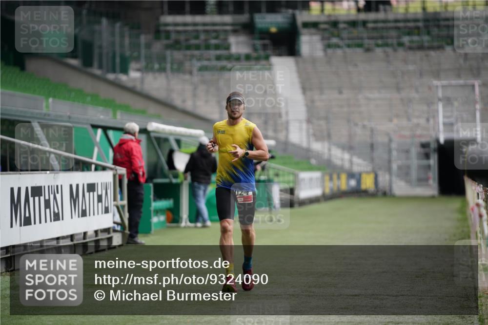 05.10.2025 - 20. swb-Marathon Bremen Michael Burmester http://msf.ph/oto/9324090 05.10.2025 12:21:59 Laufen im Stadion 1024, 117 meine-sportfotos.de