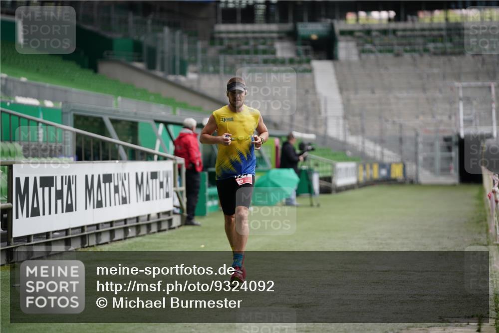 05.10.2025 - 20. swb-Marathon Bremen Michael Burmester http://msf.ph/oto/9324092 05.10.2025 12:22:00 Laufen im Stadion 1024, 117 meine-sportfotos.de