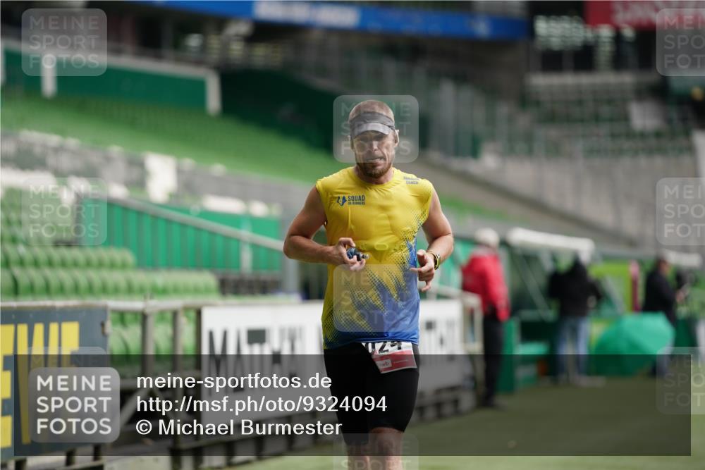 05.10.2025 - 20. swb-Marathon Bremen Michael Burmester http://msf.ph/oto/9324094 05.10.2025 12:22:02 Laufen im Stadion 1024, 117 meine-sportfotos.de