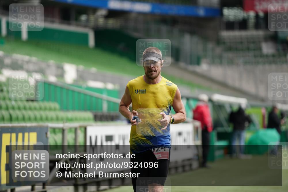 05.10.2025 - 20. swb-Marathon Bremen Michael Burmester http://msf.ph/oto/9324096 05.10.2025 12:22:02 Laufen im Stadion 1024, 117 meine-sportfotos.de