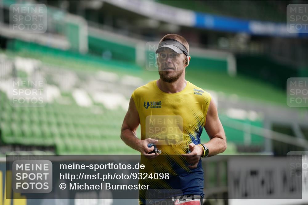 05.10.2025 - 20. swb-Marathon Bremen Michael Burmester http://msf.ph/oto/9324098 05.10.2025 12:22:04 Laufen im Stadion 1024, 117 meine-sportfotos.de