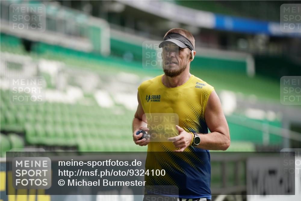 05.10.2025 - 20. swb-Marathon Bremen Michael Burmester http://msf.ph/oto/9324100 05.10.2025 12:22:04 Laufen im Stadion 1024, 117 meine-sportfotos.de