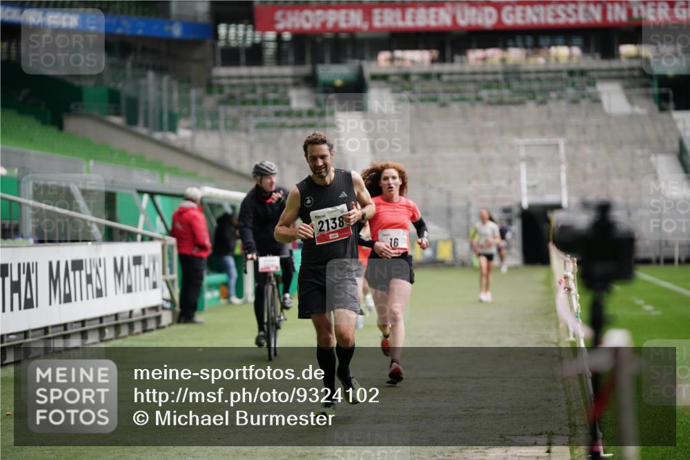 05.10.2025 - 20. swb-Marathon Bremen Michael Burmester http://msf.ph/oto/9324102 05.10.2025 12:22:32 Laufen im Stadion 4, 16, 456, 1024, 1351, 2138 meine-sportfotos.de