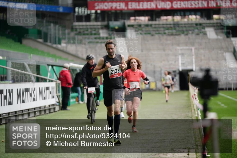 05.10.2025 - 20. swb-Marathon Bremen Michael Burmester http://msf.ph/oto/9324104 05.10.2025 12:22:32 Laufen im Stadion 4, 16, 456, 1024, 1351, 2138 meine-sportfotos.de