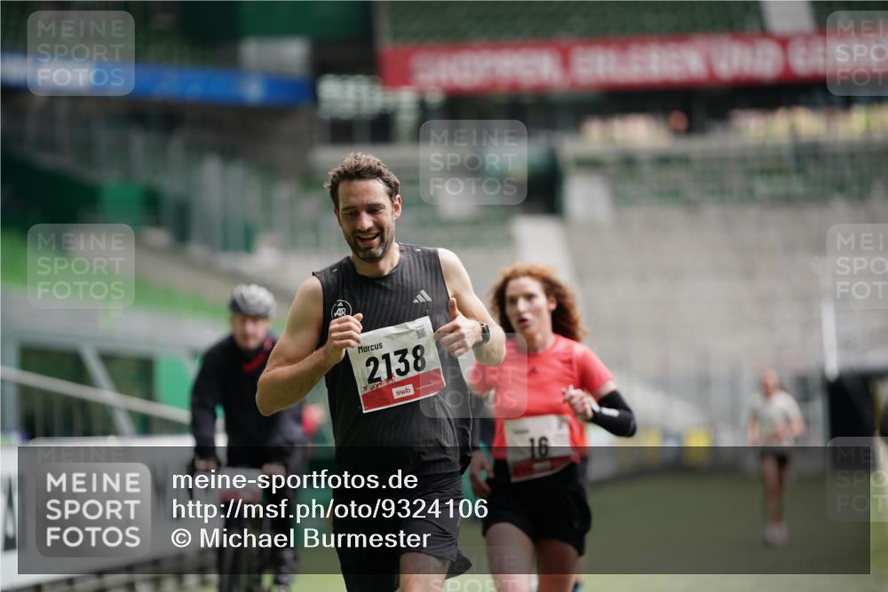 05.10.2025 - 20. swb-Marathon Bremen Michael Burmester http://msf.ph/oto/9324106 05.10.2025 12:22:34 Laufen im Stadion 4, 16, 456, 1024, 1351, 2138 meine-sportfotos.de