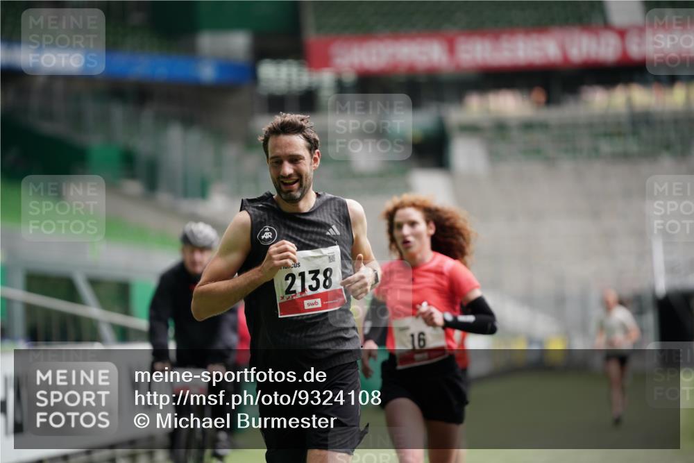 05.10.2025 - 20. swb-Marathon Bremen Michael Burmester http://msf.ph/oto/9324108 05.10.2025 12:22:34 Laufen im Stadion 4, 16, 456, 1024, 1351, 2138 meine-sportfotos.de
