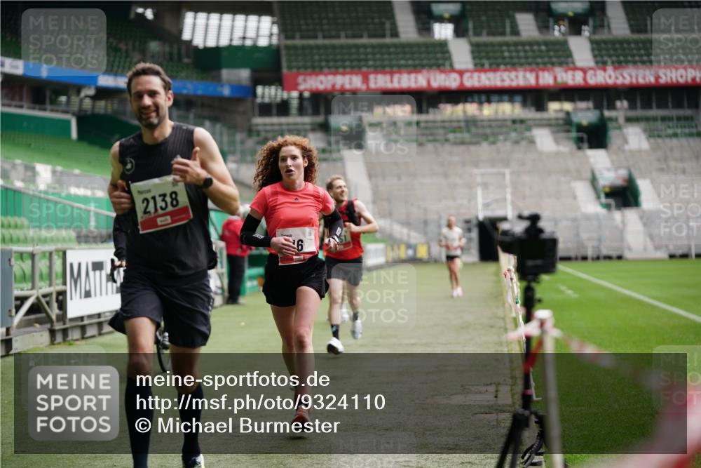 05.10.2025 - 20. swb-Marathon Bremen Michael Burmester http://msf.ph/oto/9324110 05.10.2025 12:22:35 Laufen im Stadion 4, 16, 456, 1024, 1351, 2138 meine-sportfotos.de