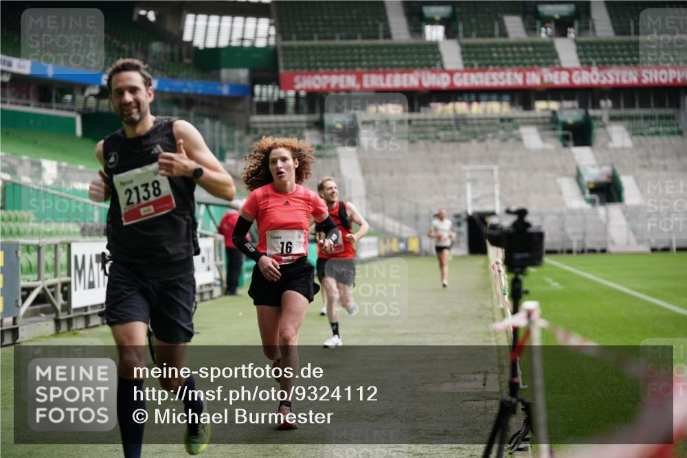05.10.2025 - 20. swb-Marathon Bremen Michael Burmester http://msf.ph/oto/9324112 05.10.2025 12:22:35 Laufen im Stadion 4, 16, 456, 1024, 1351, 2138 meine-sportfotos.de