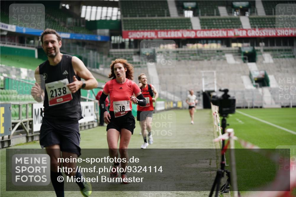 05.10.2025 - 20. swb-Marathon Bremen Michael Burmester http://msf.ph/oto/9324114 05.10.2025 12:22:35 Laufen im Stadion 4, 16, 456, 1024, 1351, 2138 meine-sportfotos.de