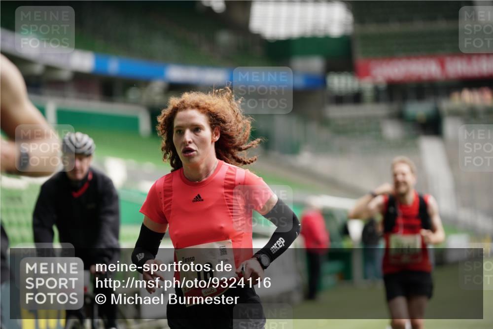 05.10.2025 - 20. swb-Marathon Bremen Michael Burmester http://msf.ph/oto/9324116 05.10.2025 12:22:36 Laufen im Stadion 4, 16, 456, 1024, 1351, 2138 meine-sportfotos.de