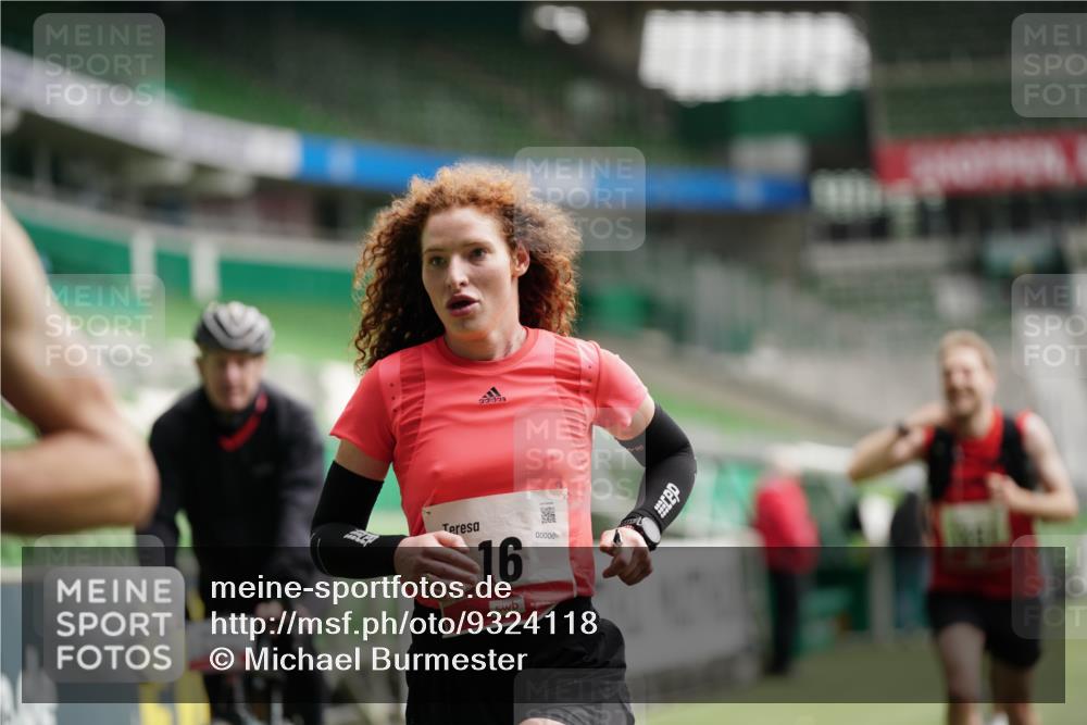 05.10.2025 - 20. swb-Marathon Bremen Michael Burmester http://msf.ph/oto/9324118 05.10.2025 12:22:36 Laufen im Stadion 4, 16, 456, 1024, 1351, 2138 meine-sportfotos.de