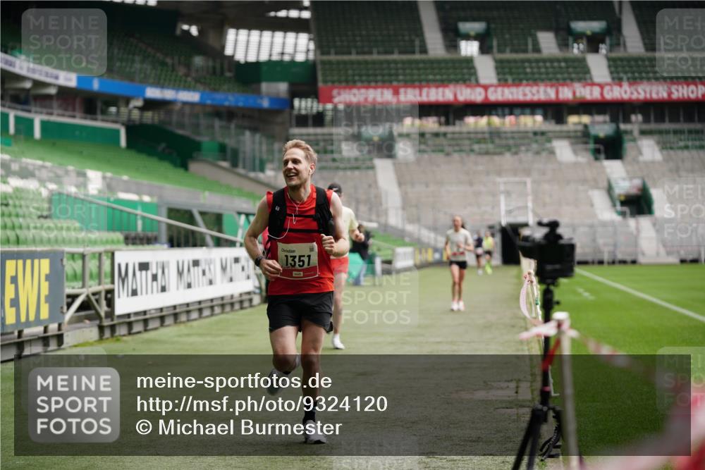05.10.2025 - 20. swb-Marathon Bremen Michael Burmester http://msf.ph/oto/9324120 05.10.2025 12:22:37 Laufen im Stadion 4, 16, 456, 1024, 1351, 2138 meine-sportfotos.de