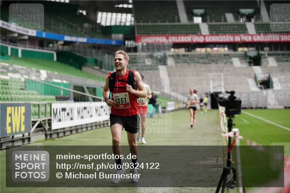 05.10.2025 - 20. swb-Marathon Bremen Michael Burmester http://msf.ph/oto/9324122 05.10.2025 12:22:38 Laufen im Stadion 4, 16, 456, 1024, 1351, 2138 meine-sportfotos.de