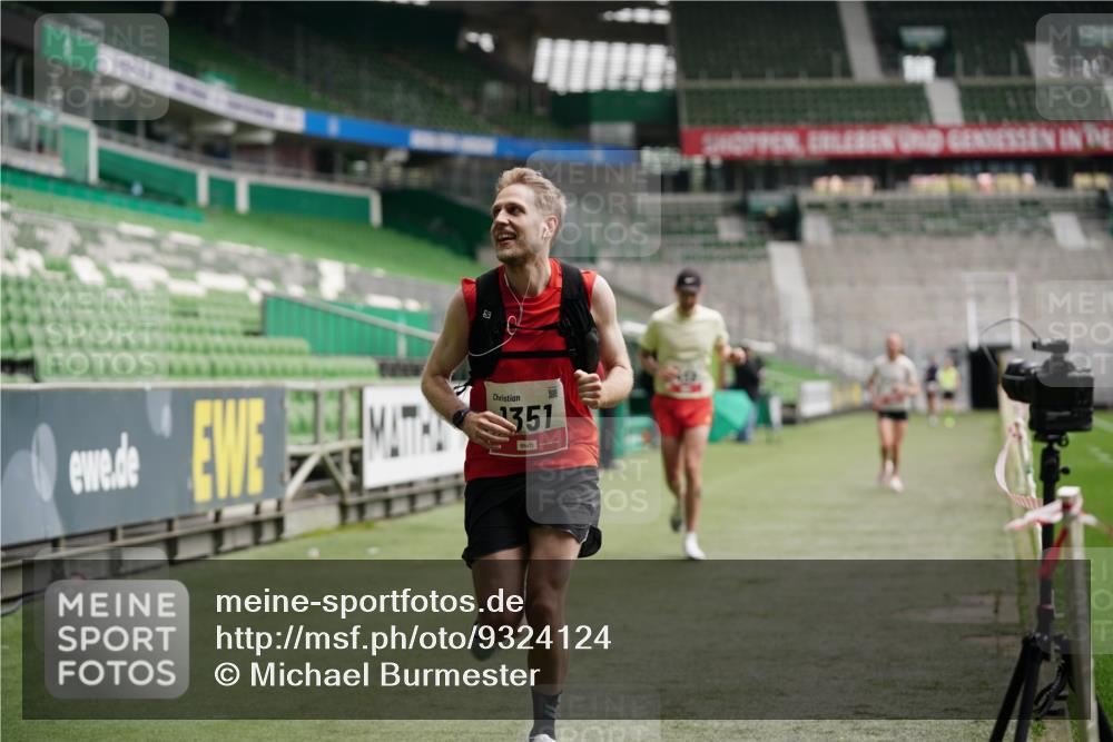 05.10.2025 - 20. swb-Marathon Bremen Michael Burmester http://msf.ph/oto/9324124 05.10.2025 12:22:38 Laufen im Stadion 4, 16, 456, 1024, 1351, 2138 meine-sportfotos.de