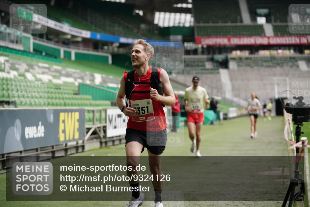 05.10.2025 - 20. swb-Marathon Bremen Michael Burmester http://msf.ph/oto/9324126 05.10.2025 12:22:38 Laufen im Stadion 4, 16, 456, 1024, 1351, 2138 meine-sportfotos.de