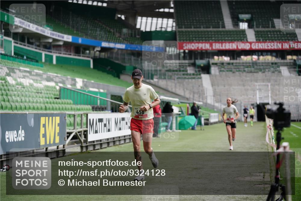 05.10.2025 - 20. swb-Marathon Bremen Michael Burmester http://msf.ph/oto/9324128 05.10.2025 12:22:40 Laufen im Stadion 4, 16, 456, 1024, 1351, 2138 meine-sportfotos.de