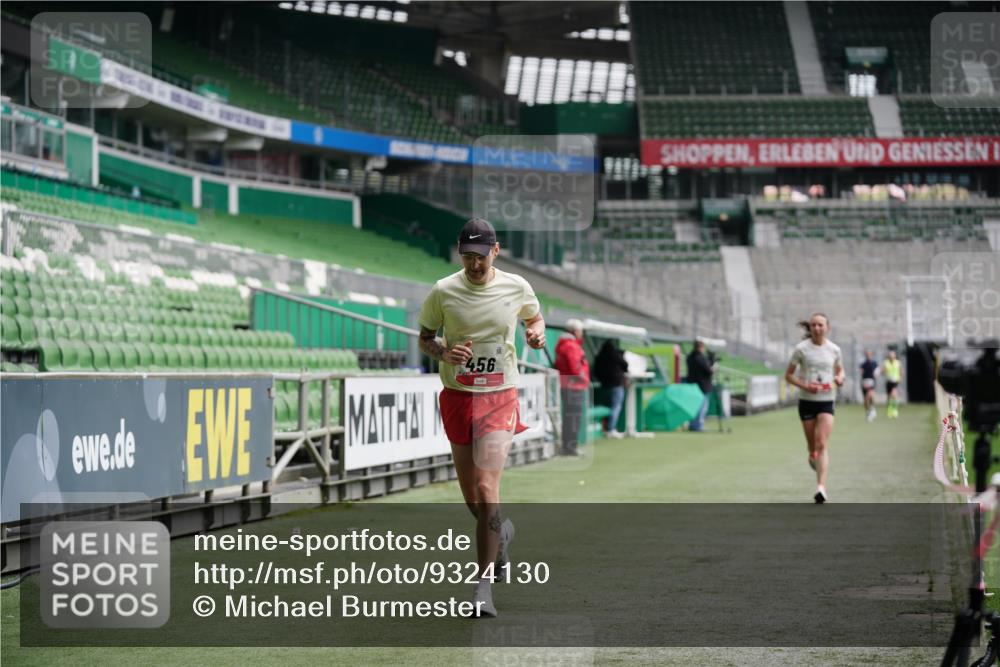 05.10.2025 - 20. swb-Marathon Bremen Michael Burmester http://msf.ph/oto/9324130 05.10.2025 12:22:40 Laufen im Stadion 4, 16, 456, 1024, 1351, 2138 meine-sportfotos.de